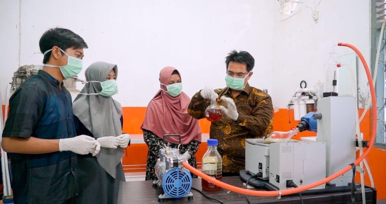 Muhammad explains the new distillation technology and process with Aceh patchouli farmers. 