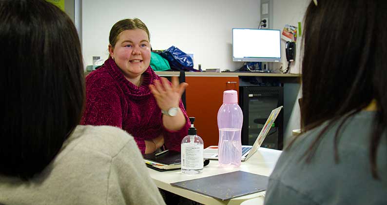Curtin student Ellecha Thorp talking with other students in class