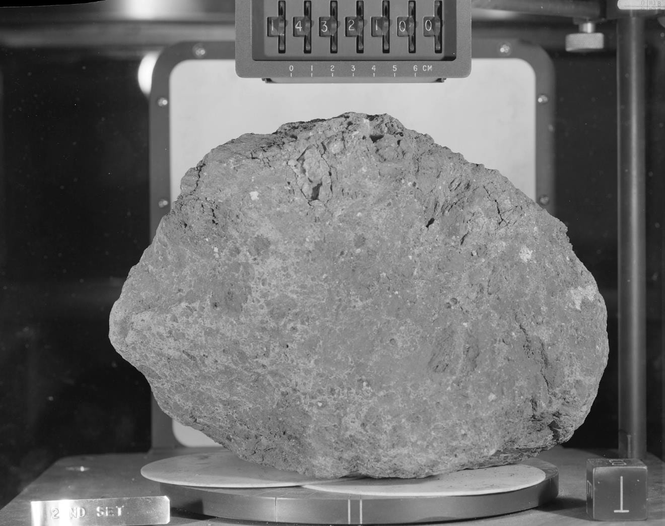 Image for Curtin study suggests moon rocks sent there from Earth by ancient asteroid