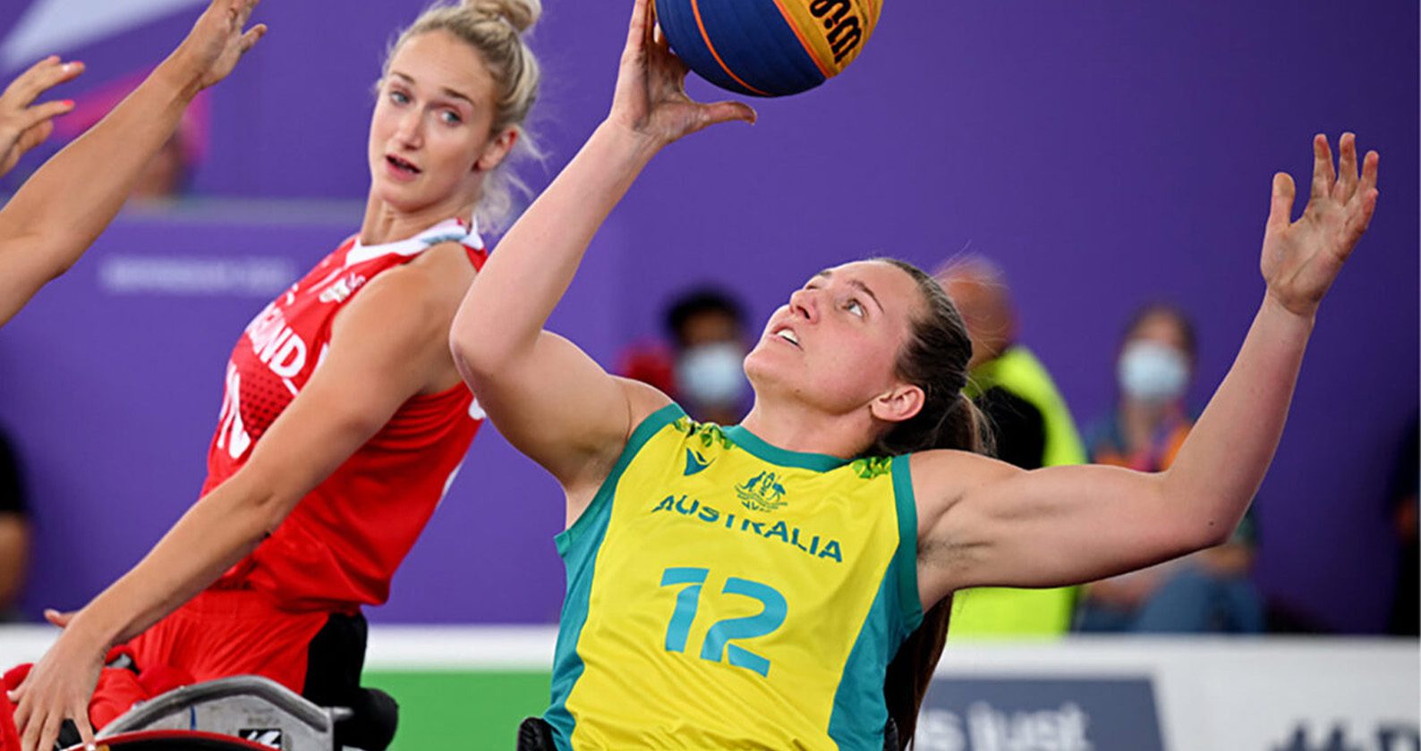 Curtin student Georgia Inglis playing wheelchair basketball