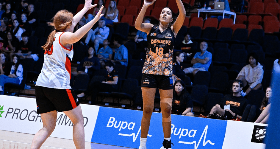 Curtin Carnabys player playing basketball against La Trobe University. 
