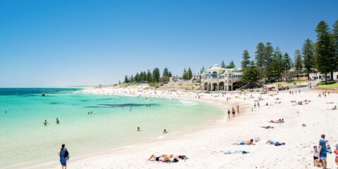 White sand and blue waters of Cottesloe beach with the Indiana tearooms in the background.