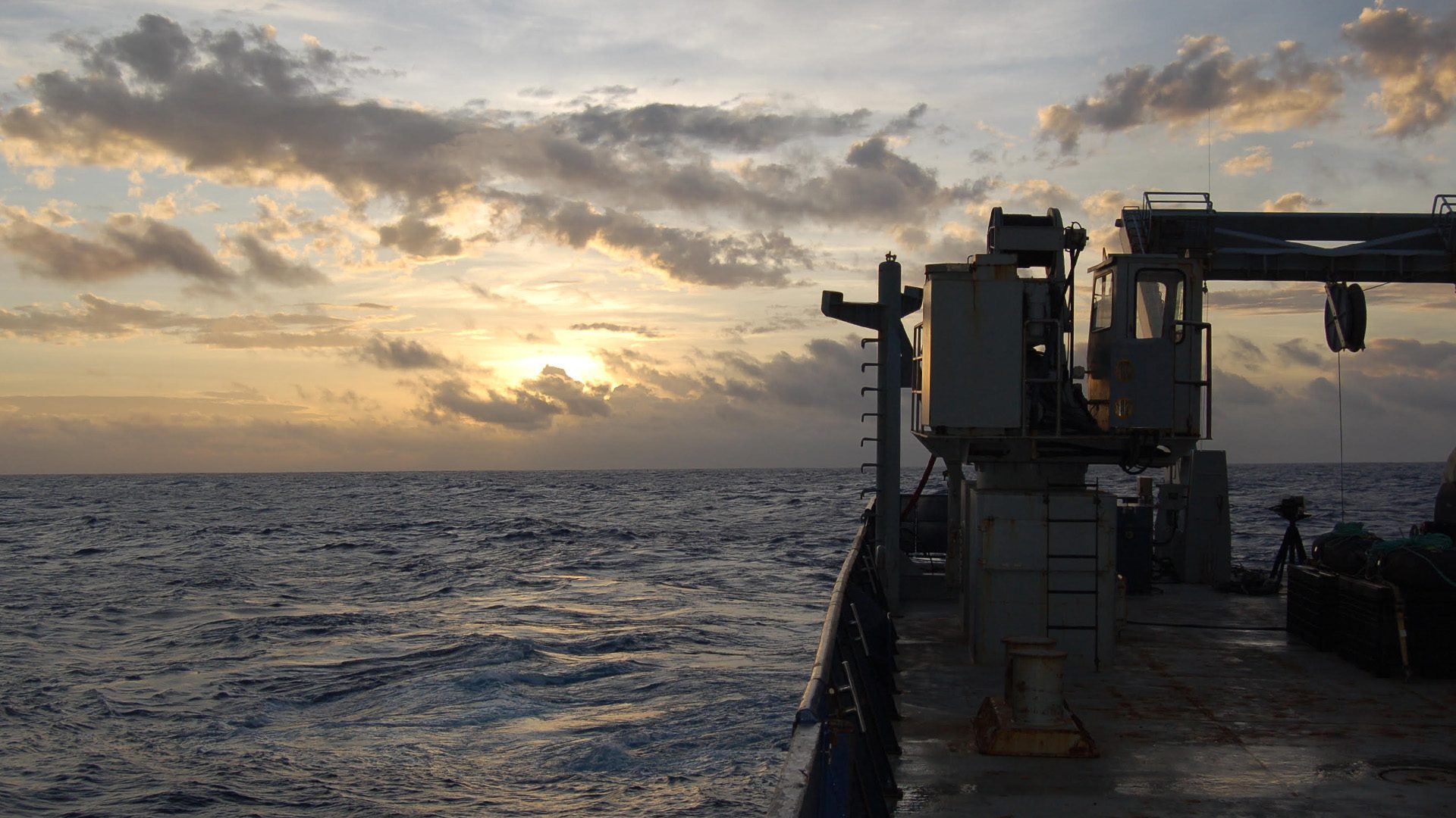 Image for Moving ‘hotspot’ created world’s longest straight underwater mountain belt