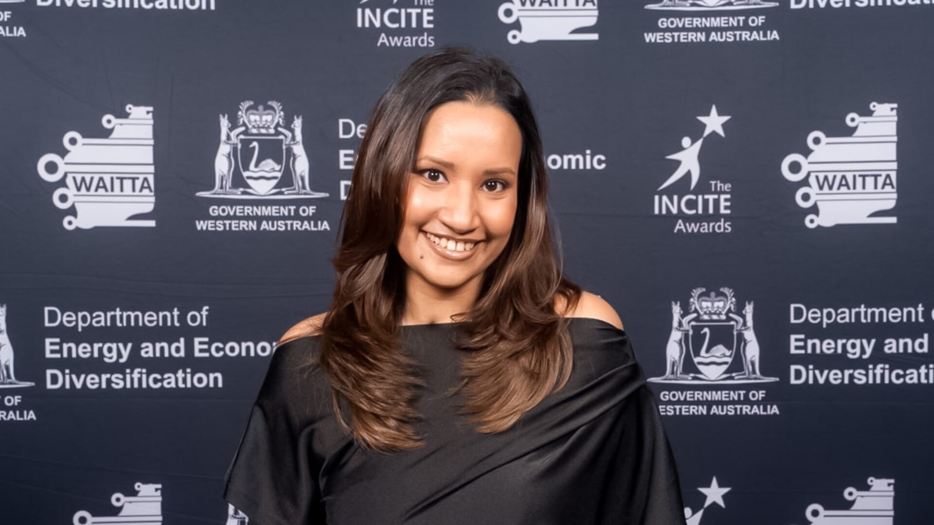 Shanelle Tennekoon with award close up